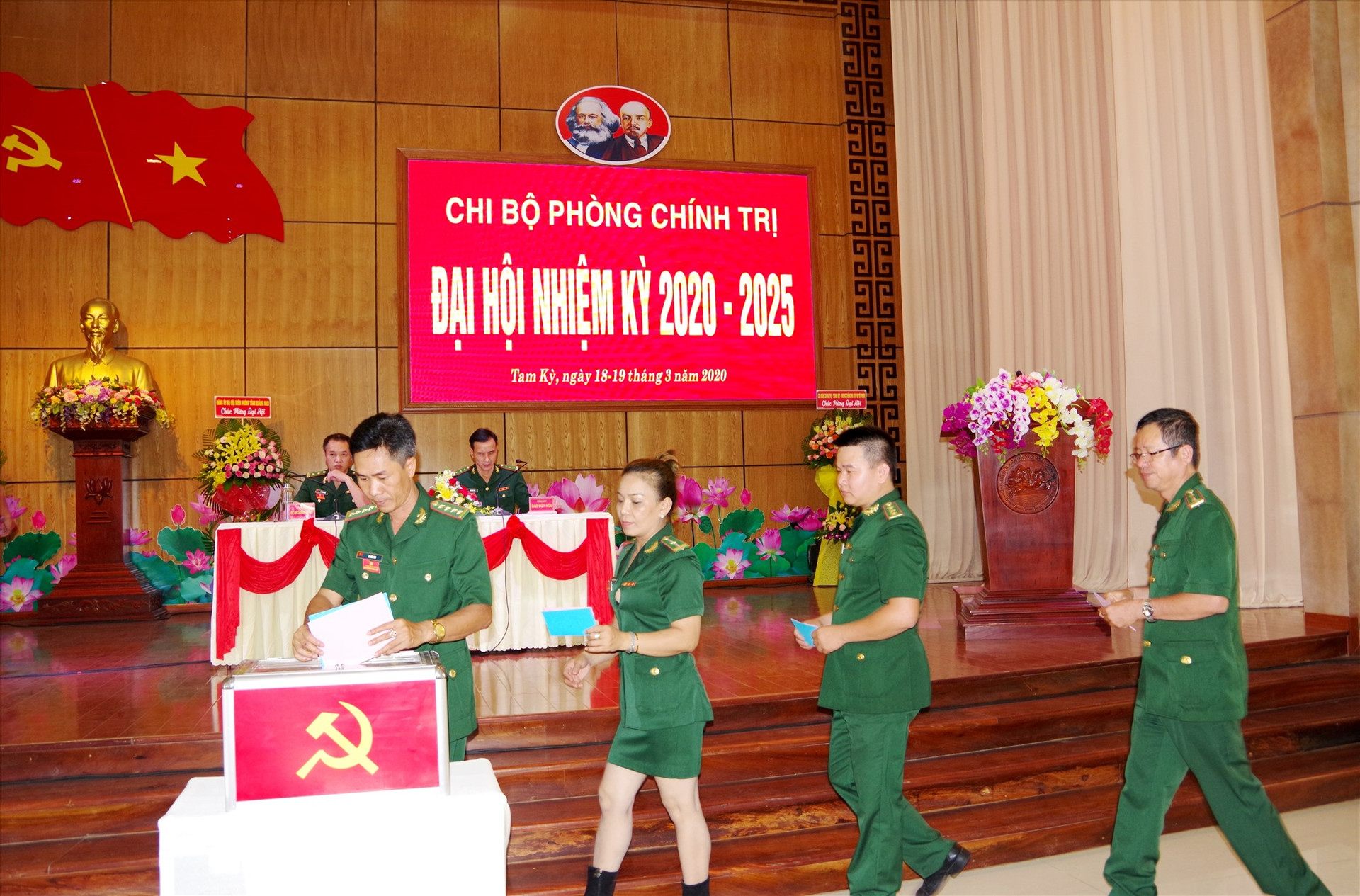 Bầu Ban Chấp hành chi bộ Phòng Chính trị nhiệm kỳ 2020- 2025.