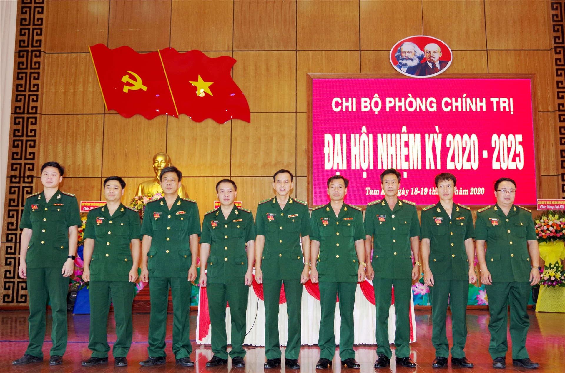 Ban Chấp hành chi bộ Phòng Chính trị và đoàn đại biểu dự đại hội Đảng bộ BĐBP tỉnh, Nhiệm kỳ 2020 -2025 ra mắt Đại hội.
