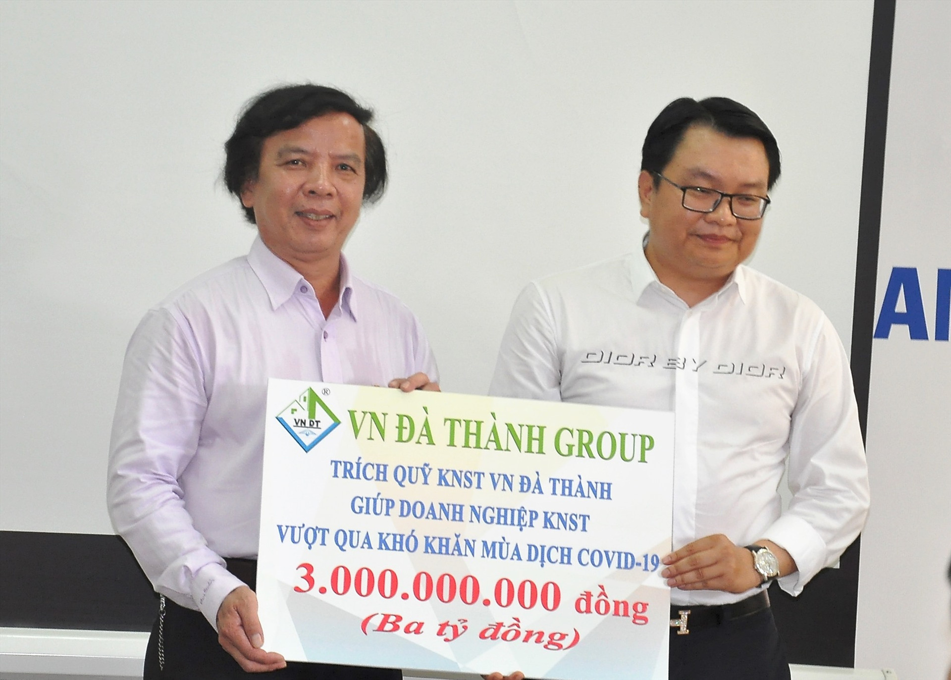 Ông Phạm Ngọc Sinh (trái) nhận gói hỗ trợ 3 tỷ đồng từ Công ty CP Tập đoàn VN Đà Thành để hỗ trợ cho các dự án KN trên địa bàn tỉnh trong tình hình dịch Covid-19. Ảnh: VINH ANH