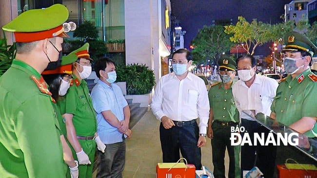 Lãnh đạo thành phố hỏi thăm, động viên lực lượng công an làm nhiệm vụ. Ảnh: NT