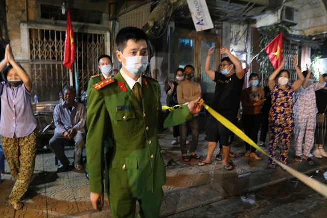 Người dân phố Trúc Bạch hân hoan đón cuộc sống trở lại bình thường sau khi lệnh cách ly được gỡ bỏ.