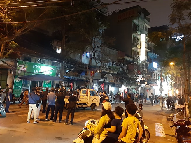 Nhiều người dân đi qua tuyến phố Trúc Bạch lưu lại ảnh kỷ niệm.