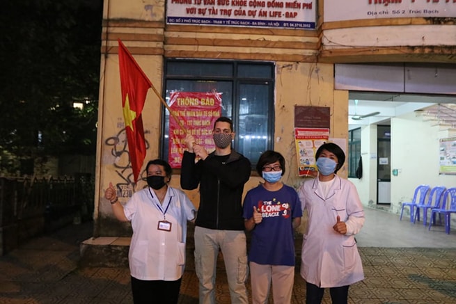 Các y bác sỹ, tình nguyện viên chia sẻ niềm vui sau khi hoàn thành cách ly.