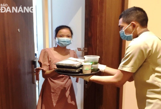Du khách cách ly tại khách sạn Vanda được phujv vụ miễn phí bữa ăn với thực đơn theo yêu cầu. Ảnh: T.H