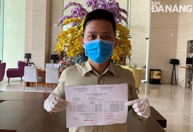 Toàn bộ 97 cán bộ, nhân viên của khách sạn Vanda và 29 khách lưu trú tại khách sạn đã có thông báo kết quả âm tính với virus SARS-CoV-2. Trong ảnh: Một nhân viên khách sạn Vanda khoe kết quả xét nghiệm âm tính với virus SARS-CoV-2Ảnh: T.H
