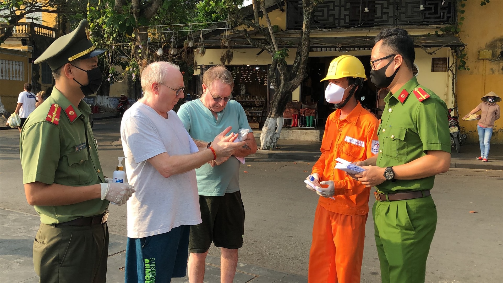 1.000 khẩu trang và 500 chai dung dịch sát khuẩn được trao tặng cho khách du lịch. Ảnh: L.M