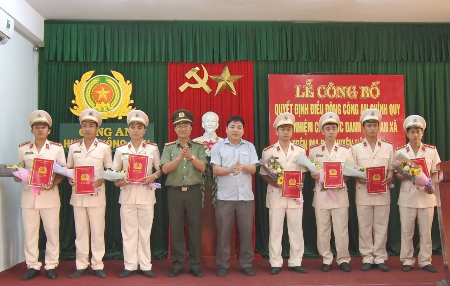 Thượng tá Nguyễn Thành Long – Phó Giám đốc Công an tỉnh và lãnh đạo huyện Nông Sơn trao quyết định điều động cán bộ công an chính quy đảm nhiệm các chức danh công an xã.