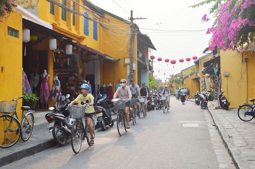 Many foreign tourists without masks in the streets of Hoi An ancient town.