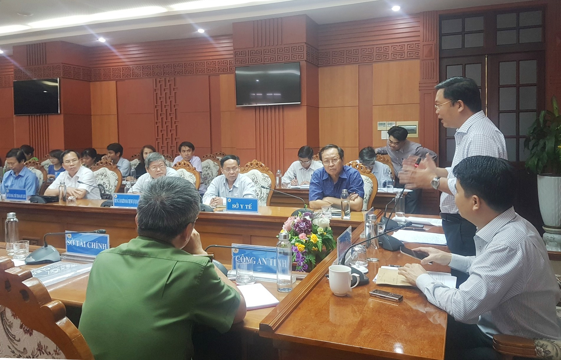 Chủ tịch UBND tỉnh Lê Trí Thanh yêu cầu thực hiện hàng loạt các biện pháp ứng phó dịch bệnh Covid-19. Ảnh: D.L