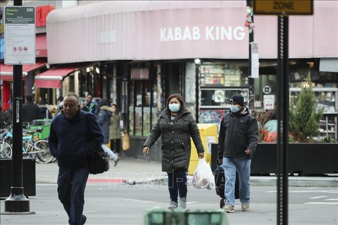 Người dân đeo khẩu trang tại New York, Mỹ ngày 16-3. Ảnh: THX/TTXVN