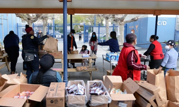 Các gia đình tới trường trung học West Oakland, Oakland (California), bơ để nhận bữa ăn. Photograph: Kate Munsch/Reuters