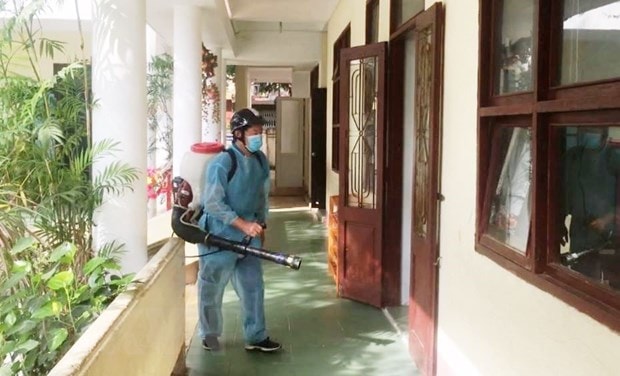 Nhân viên y tế phun thuốc tẩy trùng tại các trường học trên địa bàn thành phố Đồng Hới, tỉnh Quảng Bình. (Ảnh: Võ Dung/TTXVN)