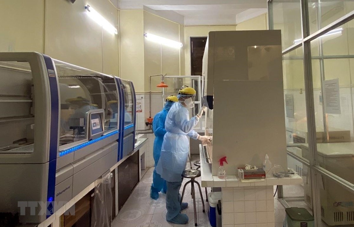 Tiến hành xét nghiệm xác định virus SARS-CoV-2 bằng máy sinh học phân tử Realtime PCR tự động tại thành phố Hải Phòng. (Ảnh: TTXVN phát)