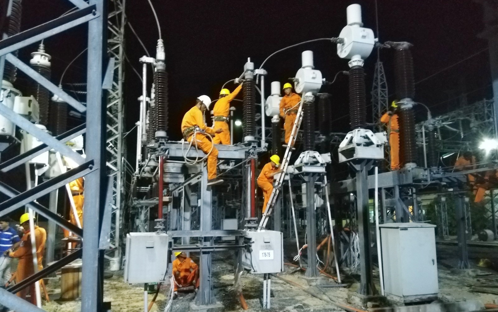 Đội Quản lý vận hành lưới điện cao thế PC Quảng Nam cải tạo, bảo dưỡng lưới 110kV.