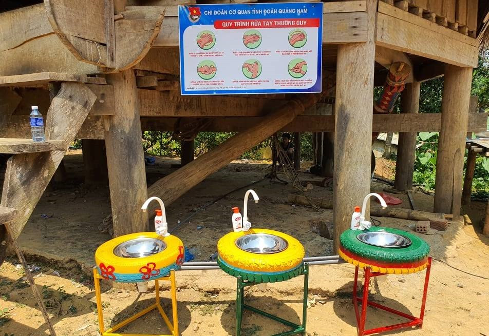 Tỉnh đoàn bàn giao công trình thanh niên Khu rửa tay tái chế từ lốp xe cho khu dân cư thôn Azal, xã kết nghĩa Mà Cooih, huyện Đông Giang. Ảnh: T.ĐẠT