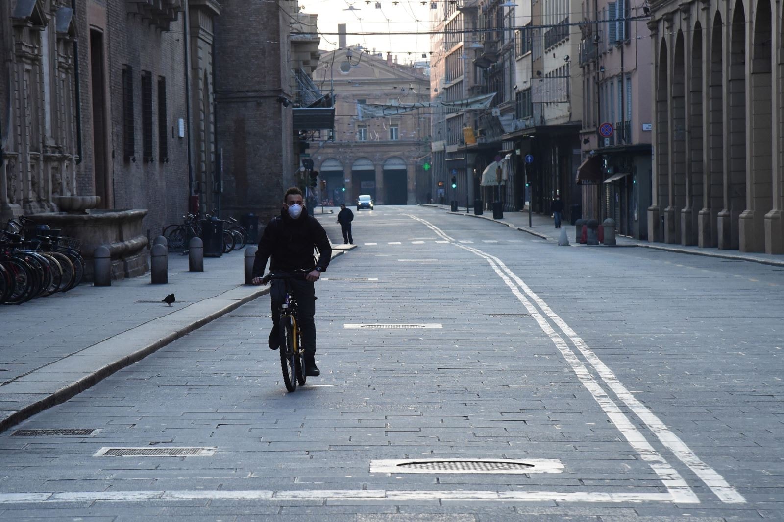 Người dân đeo khẩu trang để phòng tránh lây nhiễm Covid-19 tại Bologna, Italy, ngày 21-3-2020. Ảnh: THX/ TTXVN