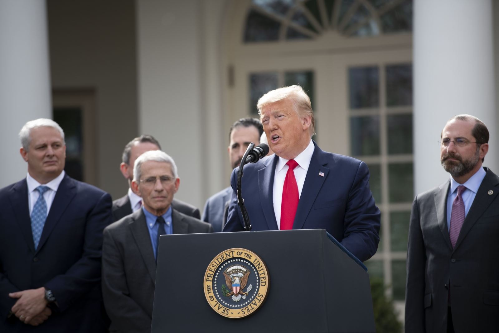 Tổng thống Mỹ Donald Trump (phía trước) trong cuộc họp báo tại Nhà Trắng ngày 13/3/2020. Ảnh: THX/ TTXVN