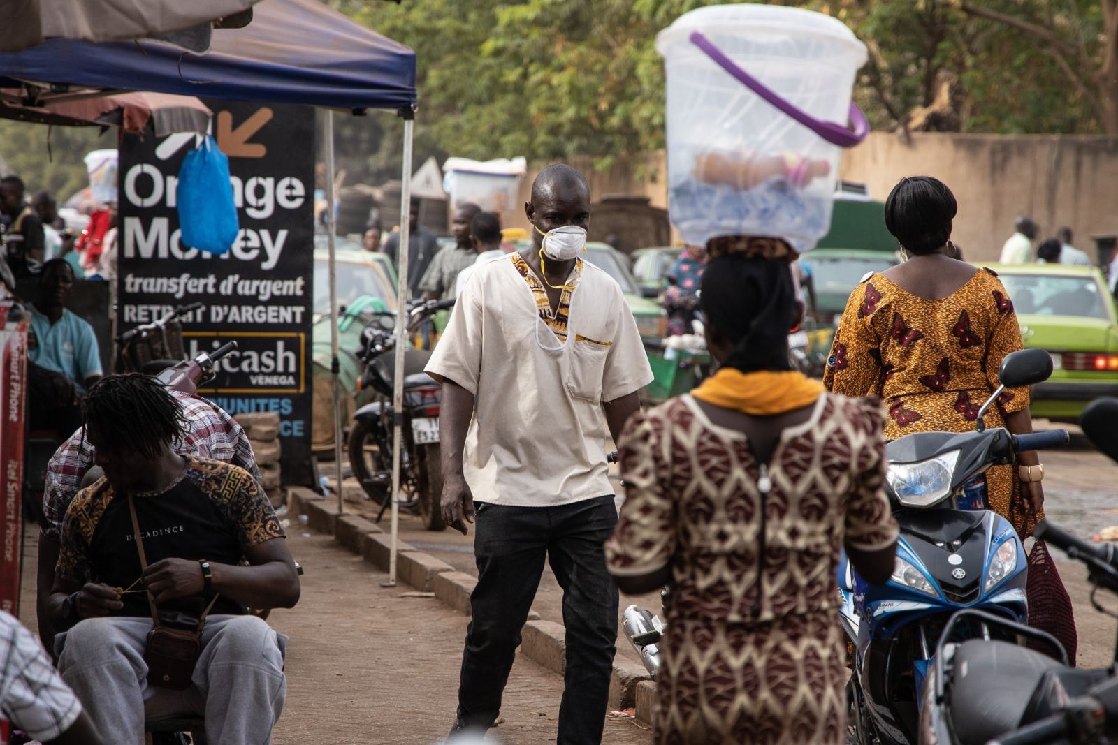 Người dân đeo khẩu trang phòng lây nhiễm Covid-19 tại Ouagadougou, Burkina Faso, ngày 16/3/2020. Ảnh: AFP/TTXVN