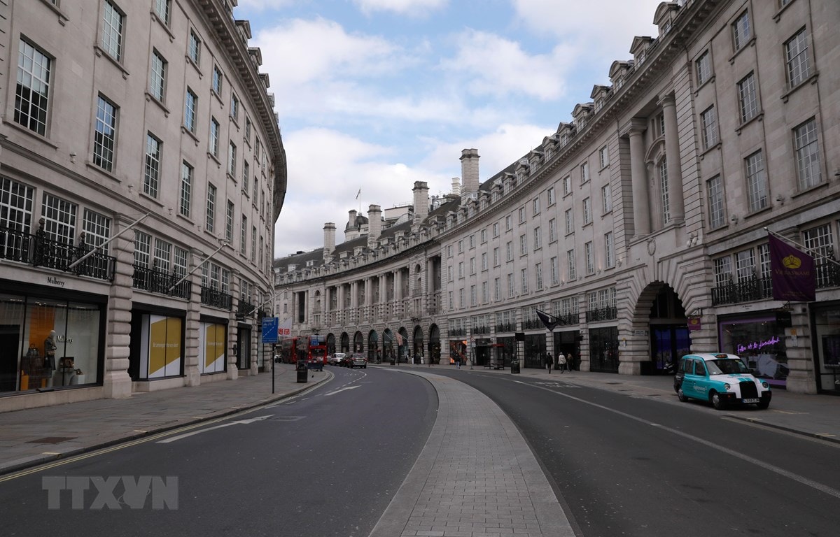 Cảnh vắng lặng trên đường phố ở London, Anh trong bối cảnh dịch COVID-19. (Ảnh: THX/TTXVN)