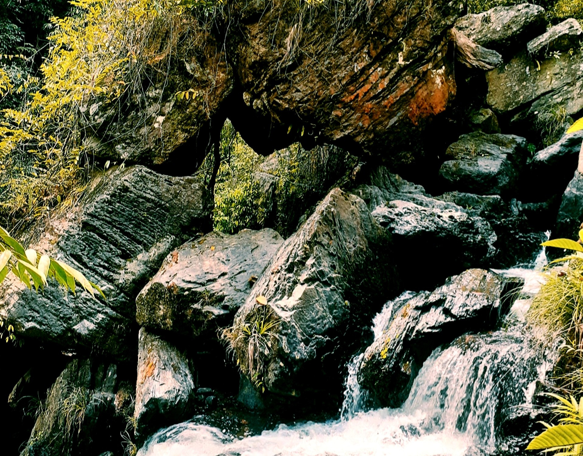 Những tá đá lớn với hình thù lạ mắt rải dài quanh khu vực thác nước. Ảnh: N.L