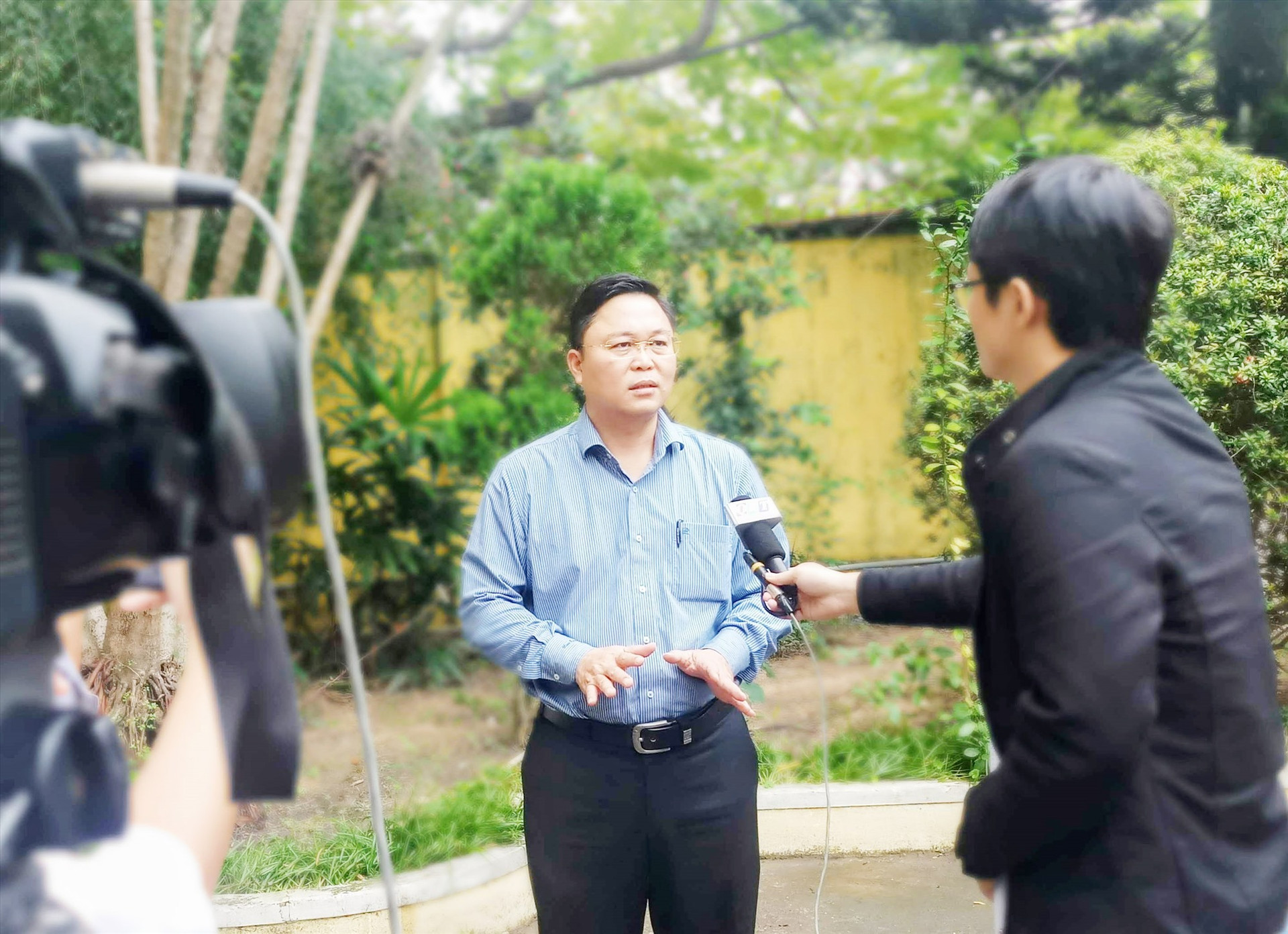 Phóng viên Phòng Thời sự QRT tác nghiệp phỏng vấn Chủ tịch UBND tỉnh Lê Trí Thanh. Ảnh: N.G