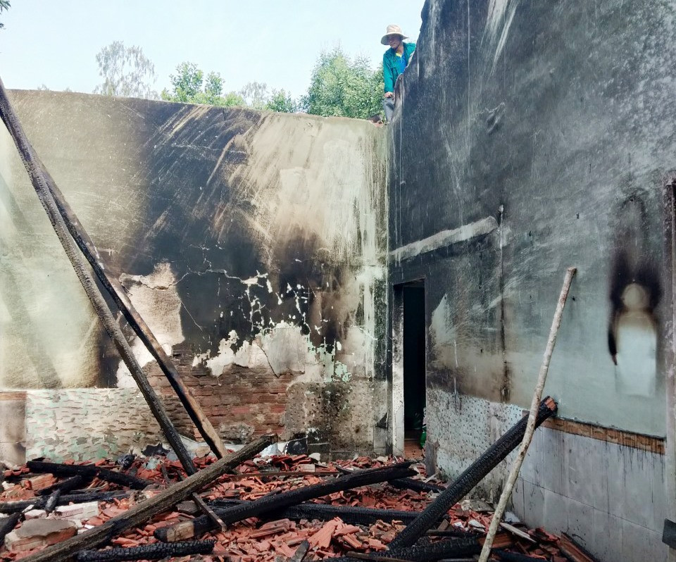 Căn nhà của chị Lê Thị Thịnh bị cháy rụi.