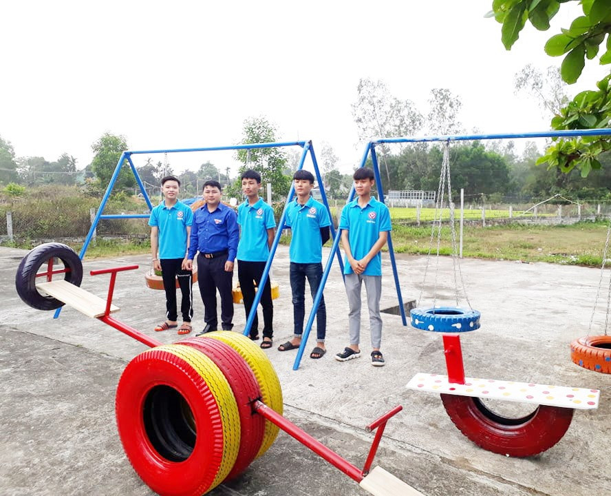 Huyện đoàn Quế Sơn cùng các đơn vị liên quan thực hiện công trình thanh niên là khu vui chơi cho trẻ em tại thôn Tây Trà (xã Quế An). Ảnh: T.P