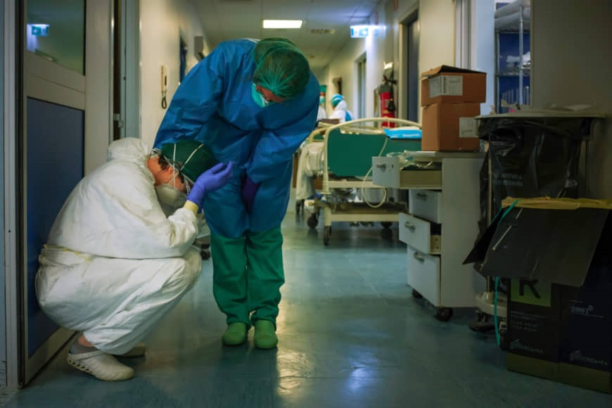 Nhiều nhân viên y tế kiệt sức trong cuộc chiến chống Covid-19. Ảnh: AFP