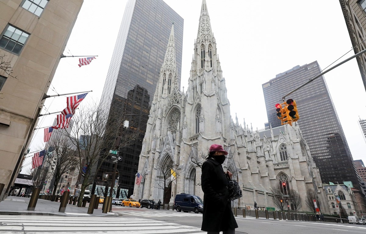 Người dân di chuyển trên đường phố tại New York, Mỹ ngày 19-3-2020, trong bối cảnh dịch Covid-19 lan rộng. (Nguồn: THX/TTXVN)