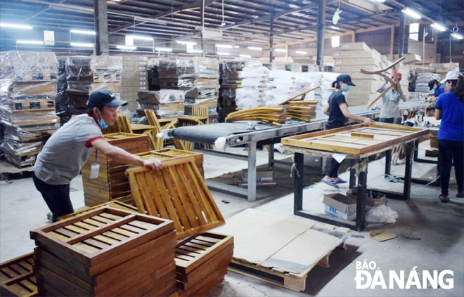 Doanh nghiệp chủ động triển khai các giải pháp để vượt qua khó khăn do Covid-19.  Ảnh: KHÁNH HÒA