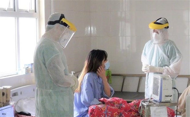 Các bác sỹ theo dõi diễn biến sức khỏe bệnh nhân nhiễm COVID-19. Ảnh minh họa. (Ảnh: TTXVN phát)