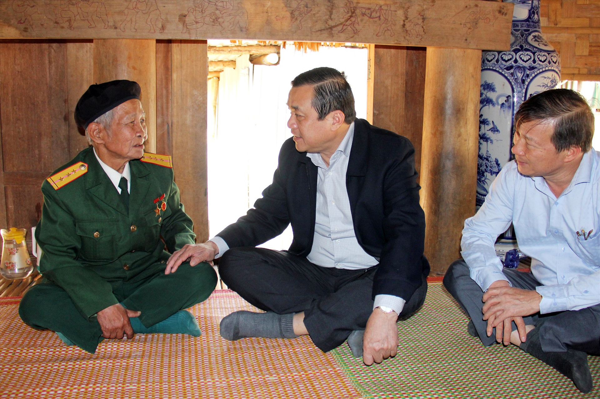 Bí thư Tỉnh ủy Phan Việt Cường thăm hỏi, động viên già làng tiếp tục phát huy vai trò của mình trong việc nêu gương cho cộng đồng miền núi.