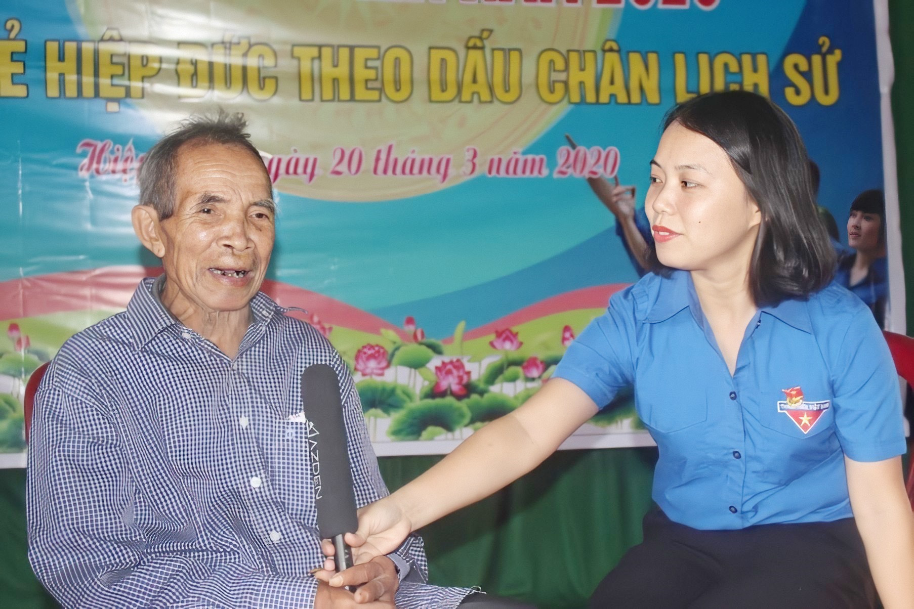 Cụ Hồ Văn Loan kể lại câu chuyện đấu tranh cách mạng của dân Làng ông Tía. Ảnh: PHAN VINH