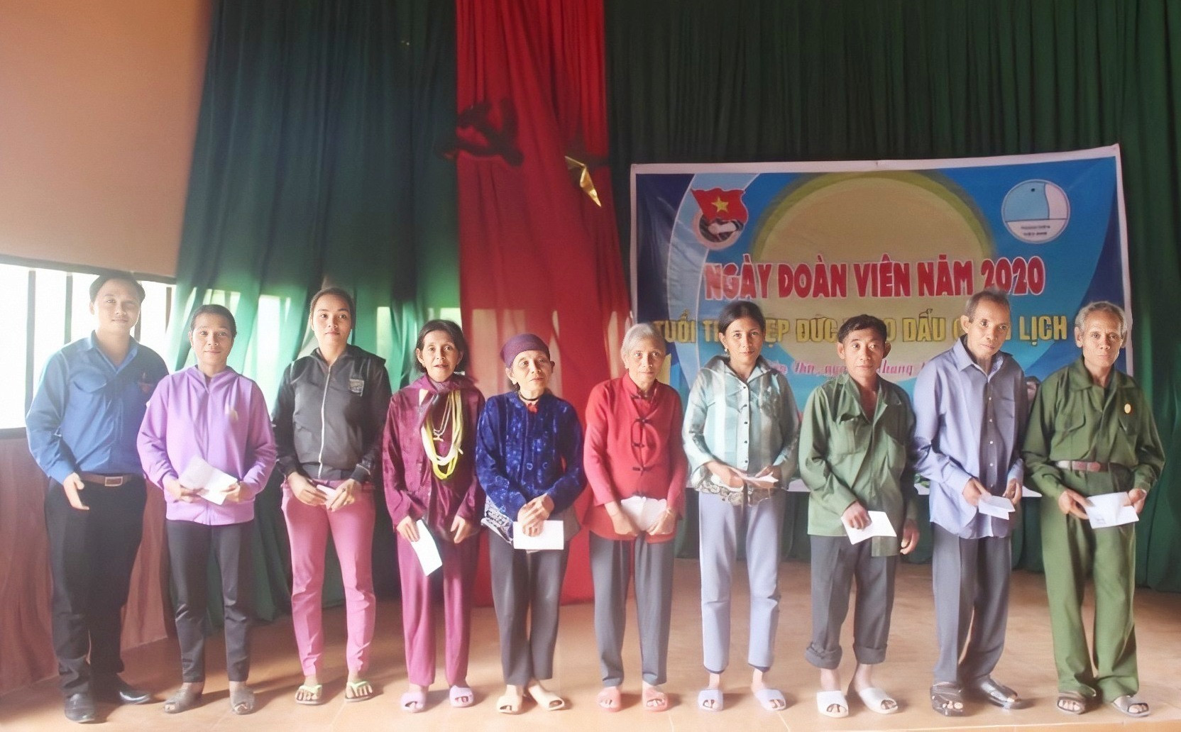 Huyện đoàn Hiệp Đức trao quà cho 1 Đảng viên trên 50 năm tuổi Đảng và 10 Cựu TNXP thôn Trà Nhang, xã Phước Trà. Ảnh: PHAN VINH Nhắc nhớ lịch sử