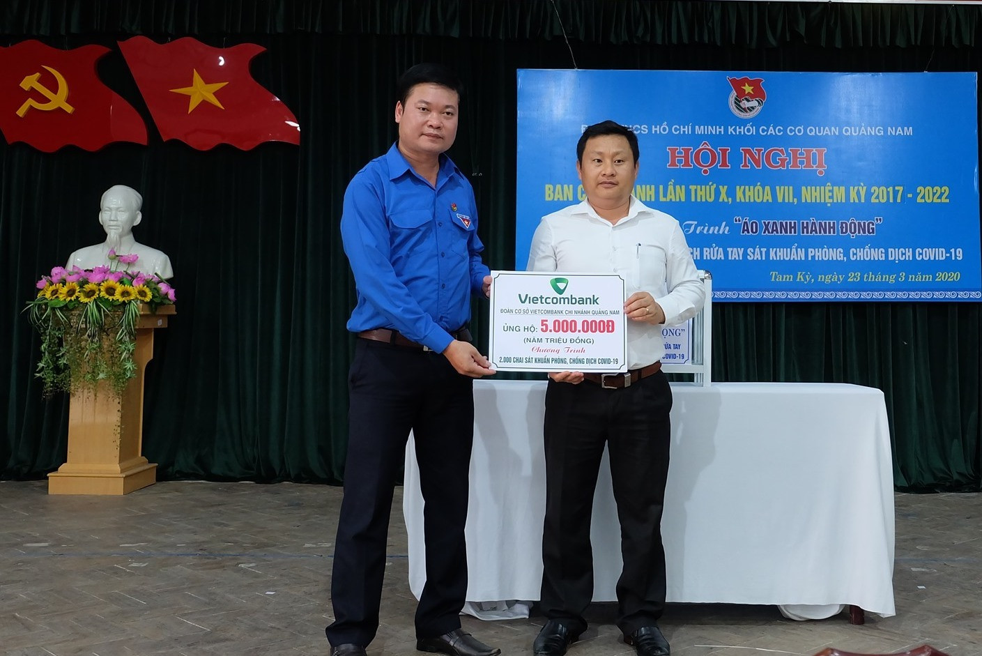 Đoàn cơ sở Ngân hàng Vietcombank Chi nhánh Quảng Nam ủng hộ 5 triệu đồng để sản xuất 2.000 chai nước sát khuẩn tặng cho người dân. Ảnh: M.L