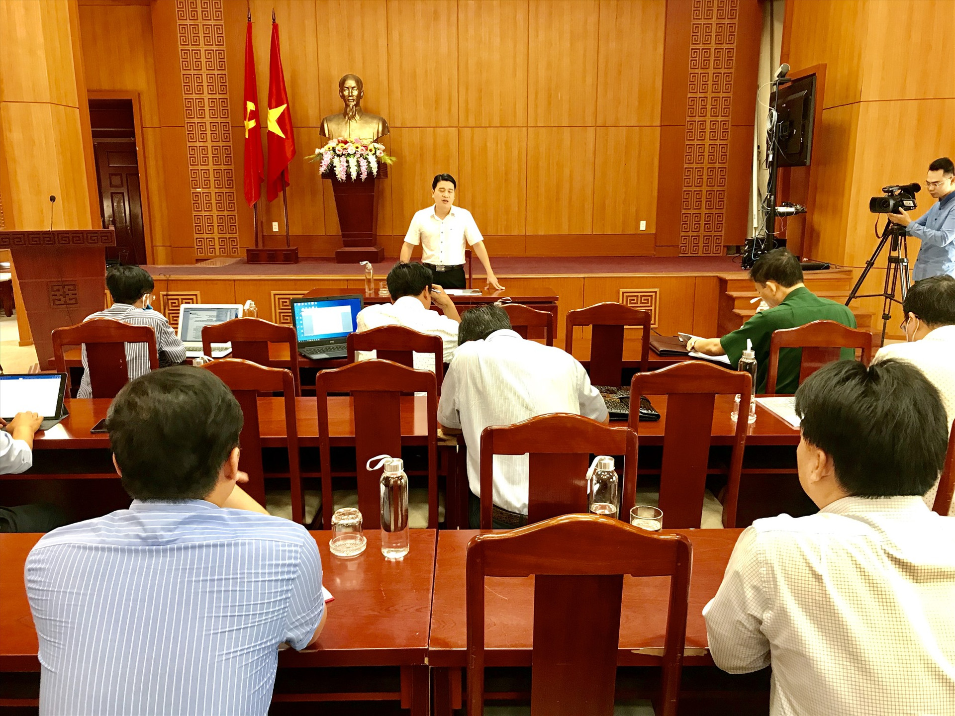 Phó Chủ tịch UBND tỉnh Trần Văn Tân chủ trì buổi họp chiều 23.3. Ảnh: Q.T