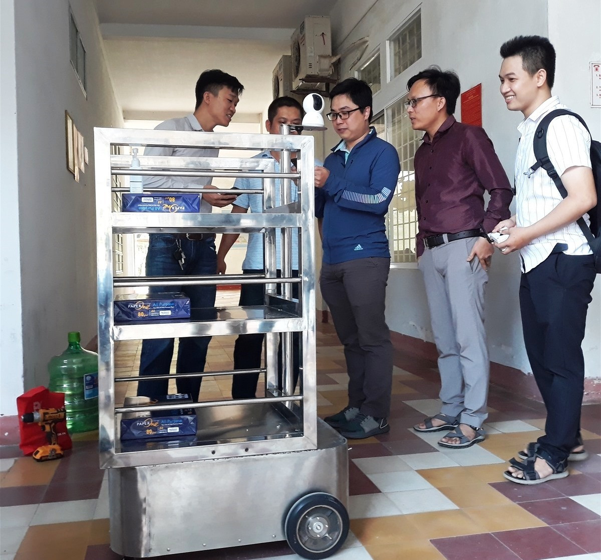 Robot vận chuyển thức ăn, nhu yếu phẩm phục vụ bệnh nhân khu vực cách ly Bệnh viện Phụ Sản Nhi Đà Nẵng. Ảnh QL