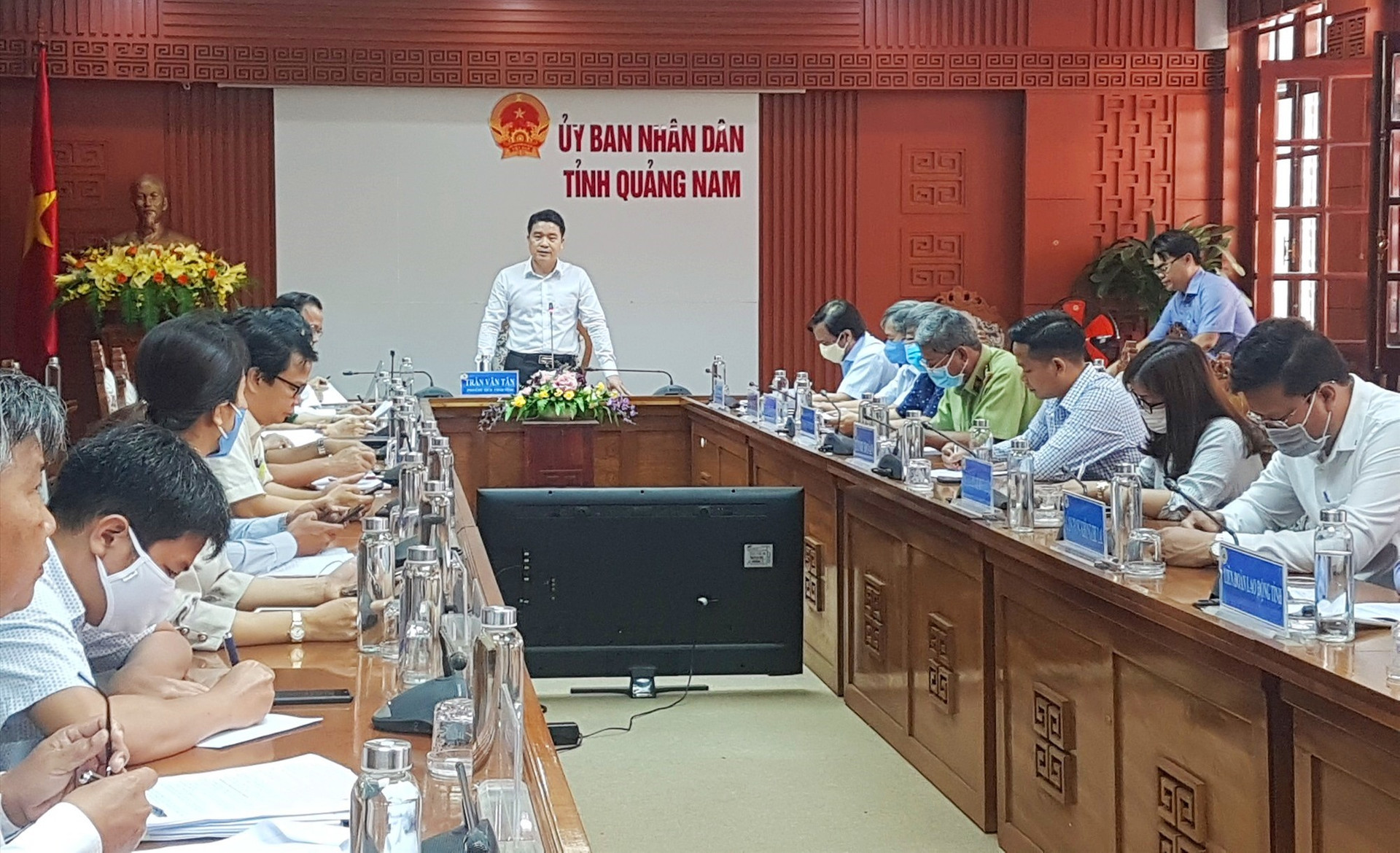 Phó Chủ tịch UBND tỉnh Trần Văn Tân yêu cầu mỗi địa phương bắt buộc phải có khu cách ly tập trung. Ảnh: D.L