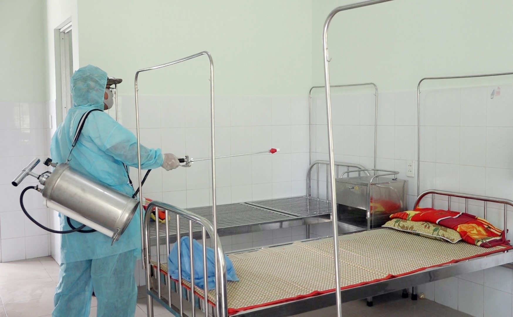 Huyện Thăng Bình thường xuyên phun thuốc tiêu độc khử trùng tại các khu vực công cộng, Trạm Y tế xã, thị trấn.