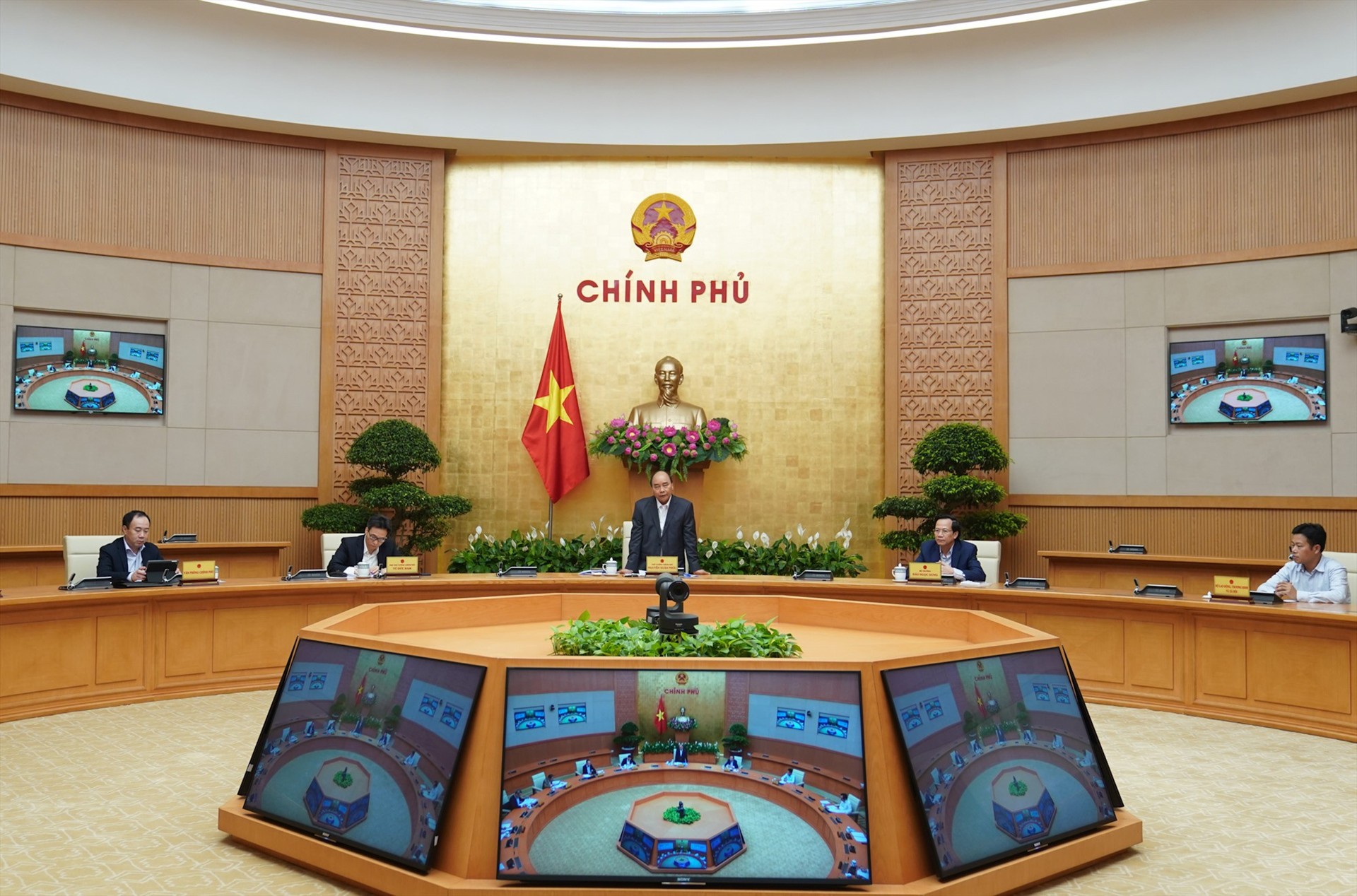 Thủ tướng phát biểu tại cuộc họp. Ảnh: VGP/Quang Hiếu