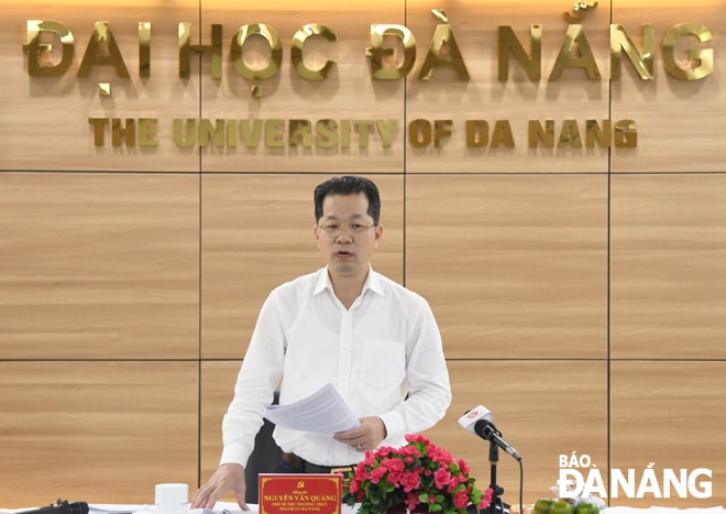 Phó Bí thư Thường trực Thành ủy Nguyễn Văn Quảng phát biểu chỉ đạo tại buổi làm việc. Ảnh: ĐẶNG NỞ
