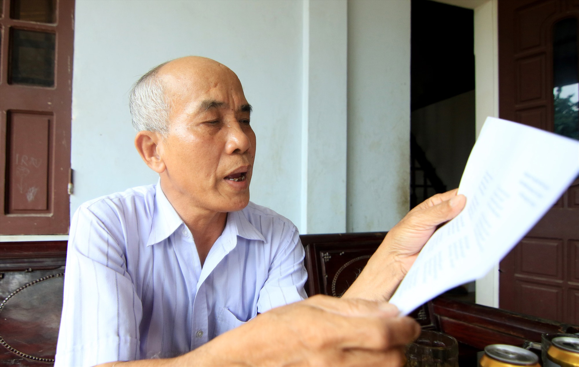 Ông Nguyễn Hữu Ngoãn đọc bài thơ của ông viết năm 2007 khi về thăm má Doãn Thị Trọng.