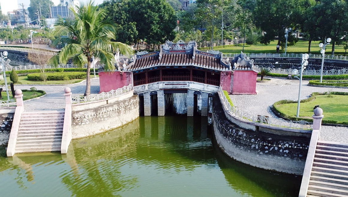 Mô hình Chùa Cầu Hội An tại Công viên Thanh - Quảng (Thanh Hóa). Ảnh: THÀNH CÔNG