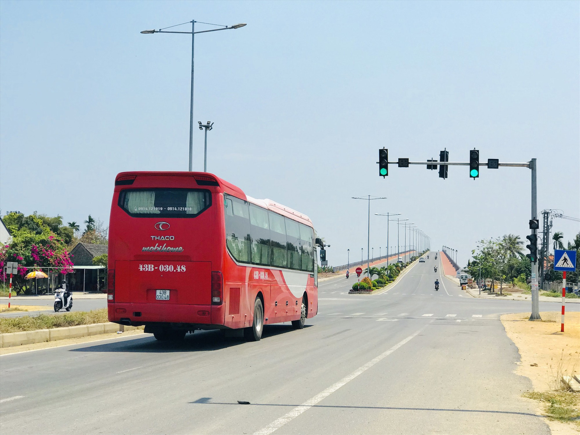 Cầu Cửa Đại và đường dẫn hoàn thành giúp kết nối vùng và giảm tải giao thông cho khu vực trung tâm Hội An. Ảnh Q.T