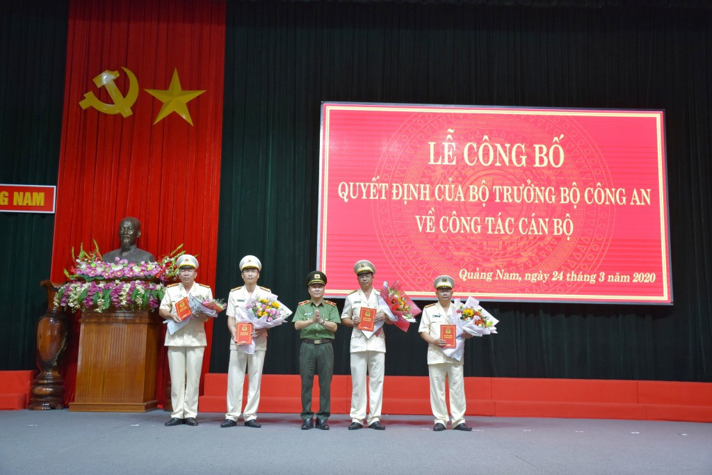 Thiếu tướng Nguyễn Đức Dũng, Giám đốc Công an tỉnh trao quyết định và tặng hoa chúc mừng cho 04 đồng chí nhận nhiệm vụ mới.