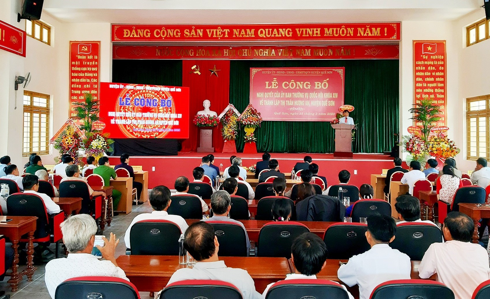 Quang cảnh lễ công bố thành lập thị trấn Hương An diễn ra sáng nay 25.3. Ảnh: VĂN SỰ