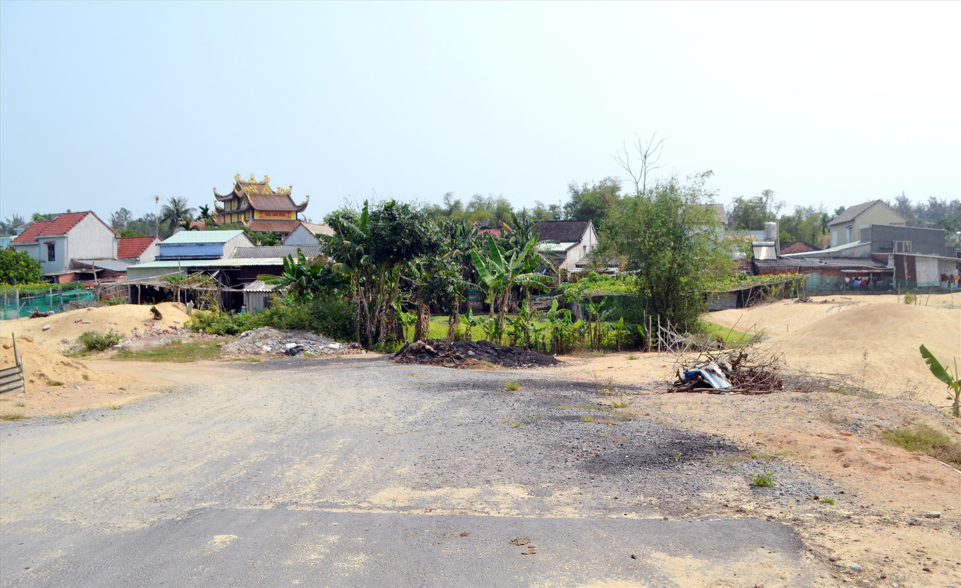 “Cụm mặt bằng” chưa khai thông tại xã Bình Đào, khiến dự án chưa thể kết nối với đường 129. Ảnh: C.T