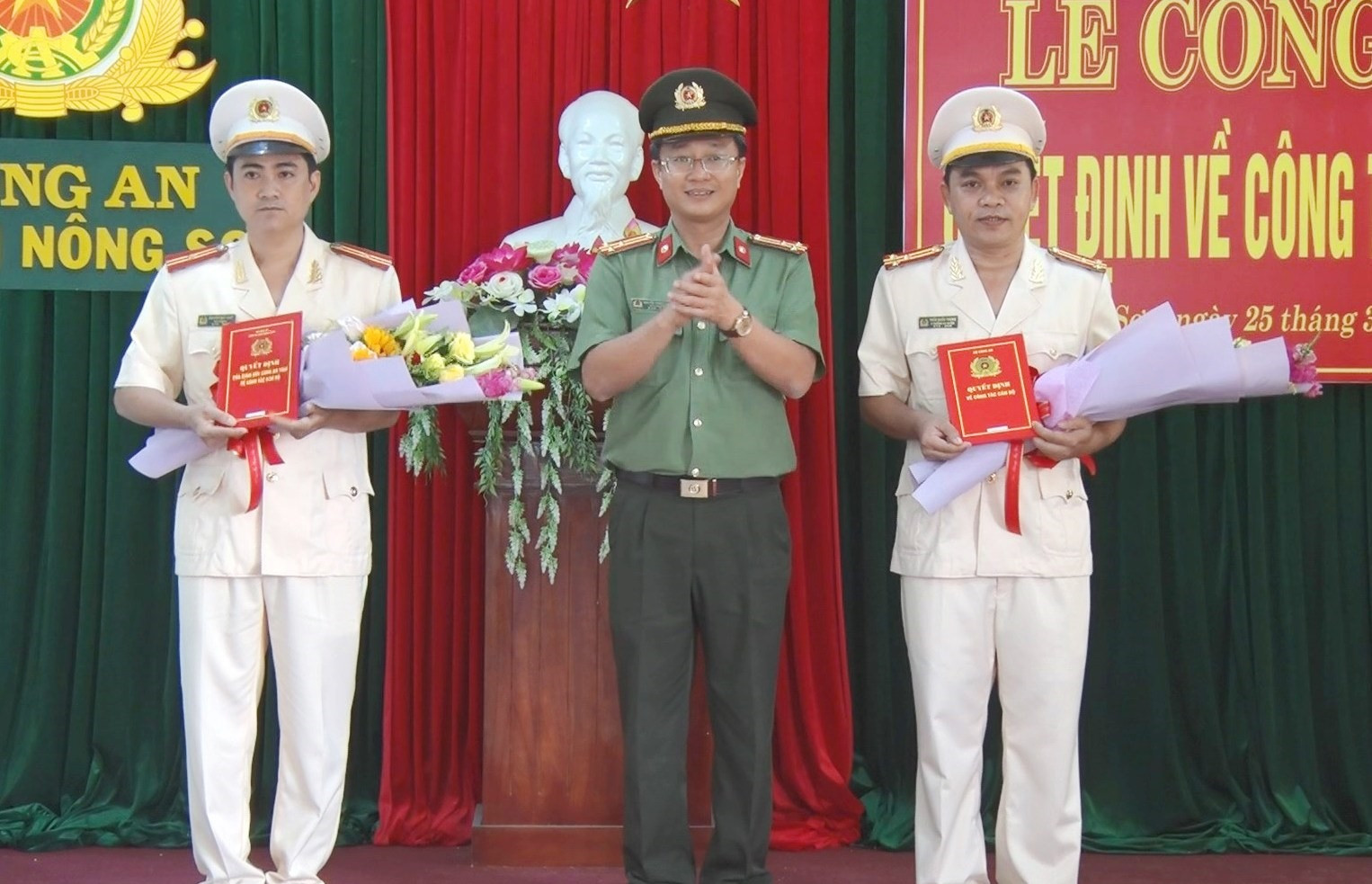 Thượng tá Nguyễn Thành Long – Phó Giám đốc Công an tỉnh trao các quyết định bổ nhiệm trưởng, phó trưởng Công an huyện Nông Sơn.
