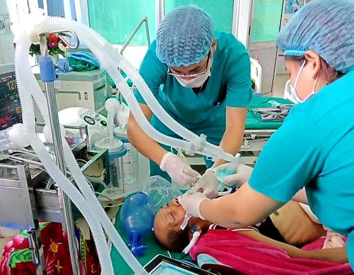 Các bác sĩ Trung tâm Y tế huyện Tây Giang đang tích cực cứu chữa bệnh nhân đột quỵ. Ảnh: N.H.T