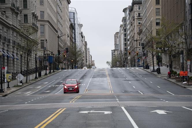 Cảnh vắng vẻ tại một tuyến phố ở Washington D.C., Mỹ do dịch COVID-19 ngày 23-3. Ảnh: THX/TTXVN